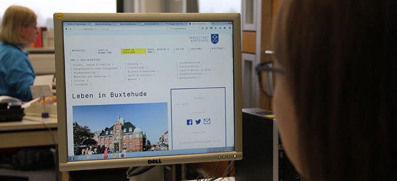 Die Internetseite der Stadt Buxtehude ist erst seit zwei Monaten in diesem Design im Netz zu finden. Foto Schulz
