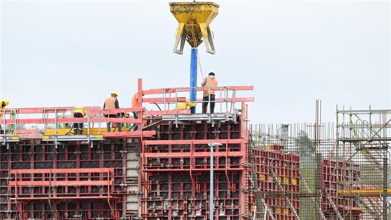 Deutsche Wirtschaft rutscht im Frühjahr tiefer ab Die Investitionen in Bauten nahmen im zweiten Quartal um 2,1 Prozent ab. (Archivbild)