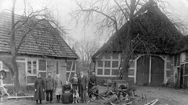 Die Issendorfer Schmiede um 1924. Anbauerstelle mit der Schmiedewerkstatt links im Bild. Abgebildet ist die Familie Meyer, rechts der letzte Issendorfer Schmied Johann Meyer.