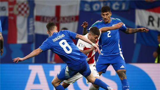 Die Italiener (blaue Trikots) sicherten sich durch ein spätes Remis gegen Kroatien das Achtelfinal-Ticket.