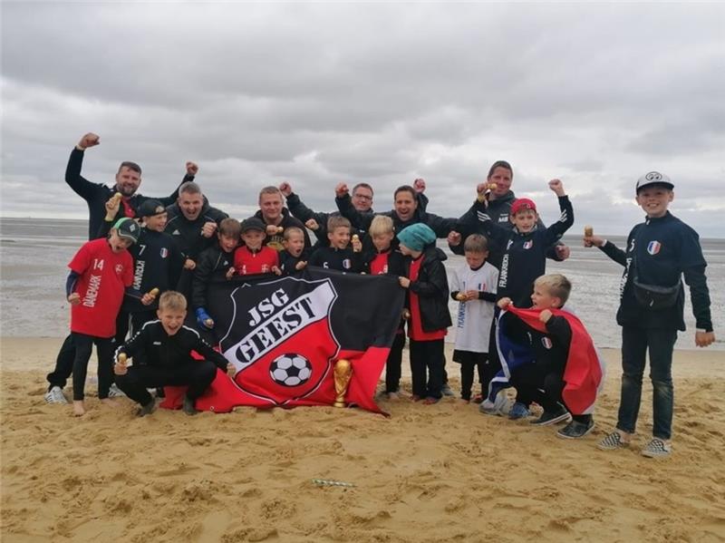 Die JSG Geest feiert den Titel am Strand von Cuxhaven. Foto: Verein
