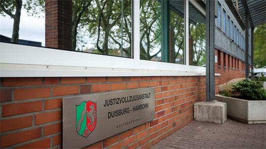 Die JVA Duisburg-Hamborn: Hier floh ein Häftling über das Dach.