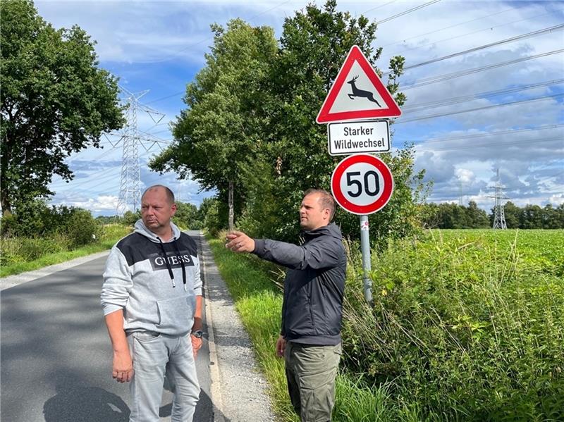 Die Jäger Ralf Kimmel und Manuel Marquardt (von links) ärgern sich über den zunehmenden Verkehr am Hagener Weg. Foto: Vasel (Archiv)