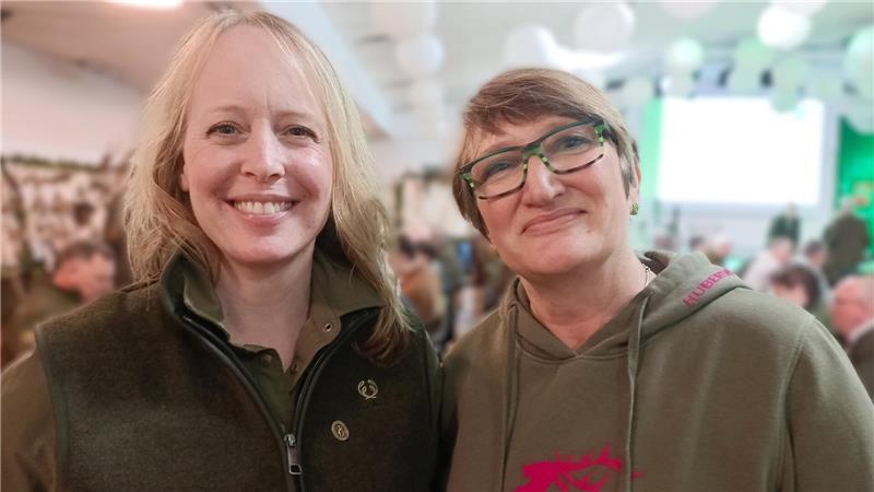 Immer mehr Jäger im Kreis Stade: Was ist das Besondere an der Jagd? Die Jägerinnen Sabine Seebohm (links) und Tamara Goldenstein.