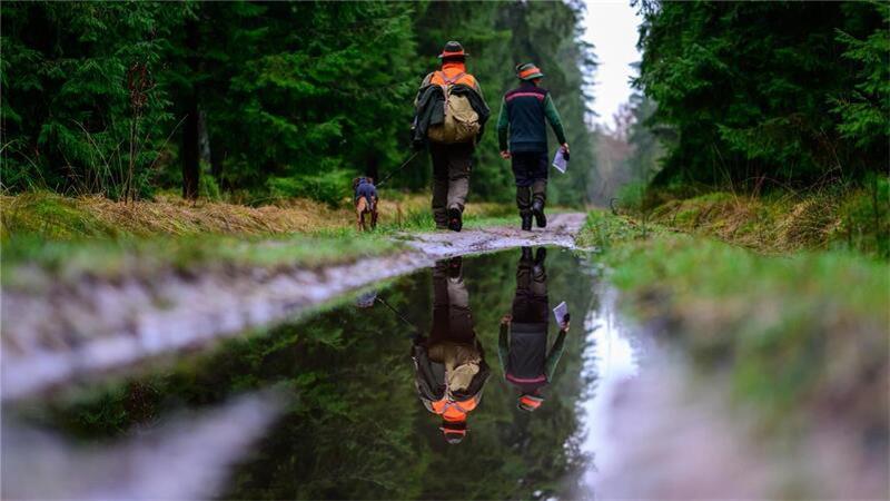 Die Jagd ist in. Immer mehr Frauen und Männer machen den Jagdschein. Um die 400.000 Jäger sollen hierzulande durch die Wälder streifen.