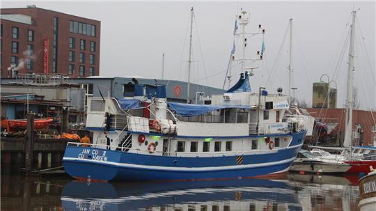 Die "Jan Cux" liegt zurzeit im Schleusenpriel am Anleger der Werft. Die Schäden am achterliches Oberdeck sind deutlich zu erkennen. Sie sollen demnächst beseitigt werden. Foto: Kramp