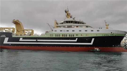 Die „Jan Maria“ ist von der Türkei aus unterwegs nach Bremerhaven. Das Fischfabrikschiff wird hier seinen Heimathafen erhalten.Foto: Guyt Piet