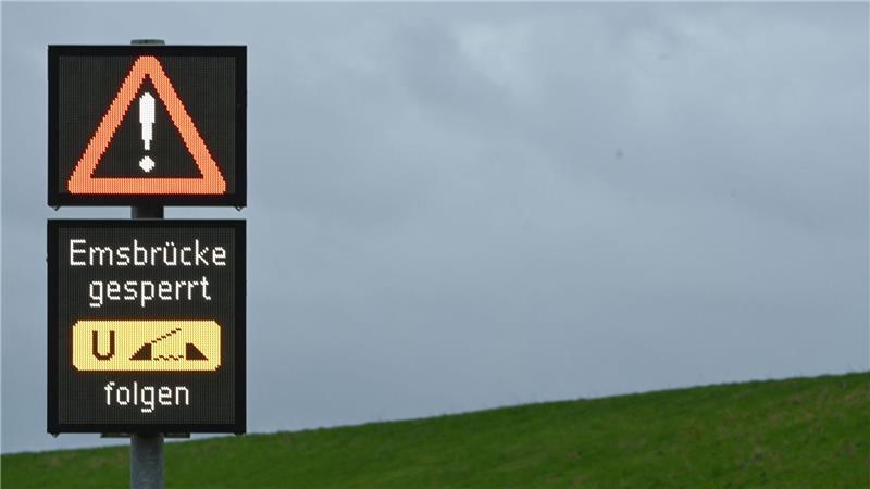 Die Jann-Berghaus-Brücke in Leer soll wegen des Warnstreiks fast den ganzen Dienstag für den Autoverkehr gesperrt werden. (Symbolbild) 