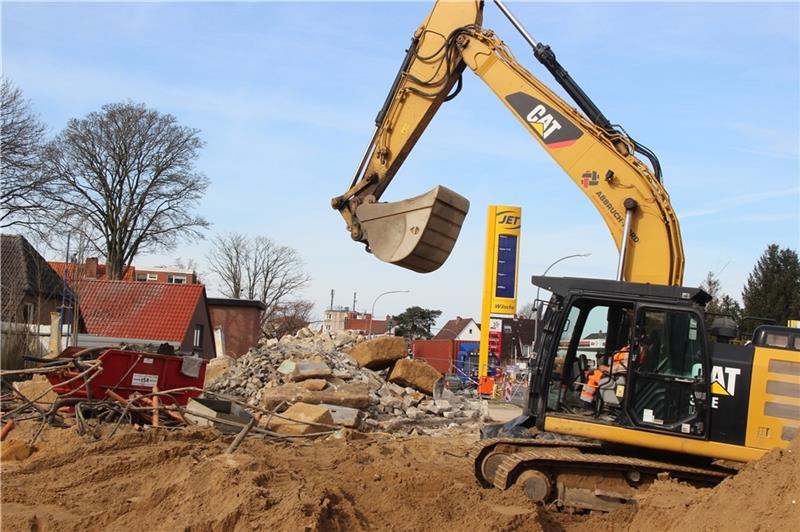 Die Jet-Station an der Hauptstraße ist nur noch ein Haufen Trümmer. Der Bagger bereitet den Sandboden vor für den Neubau der Tankstelle. Im Juli soll sie moderner und umweltfreundlicher wiedereröffnen. Foto: Michaelis