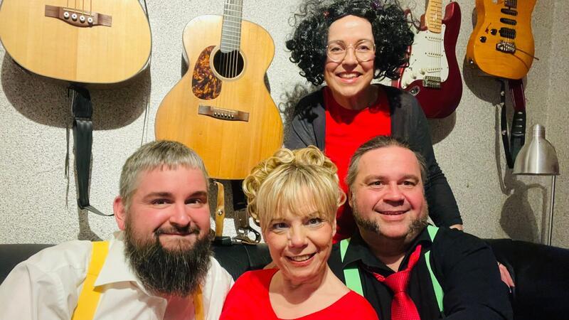 Kulturforum zeigt die Show „Jettes Wohnzimmerkonzert: Hauptsache glücklich!“ Die Jette Show mit Birgit Steinhart, Dagmar Krause, Dennis Tappert und Lutz Hinze.