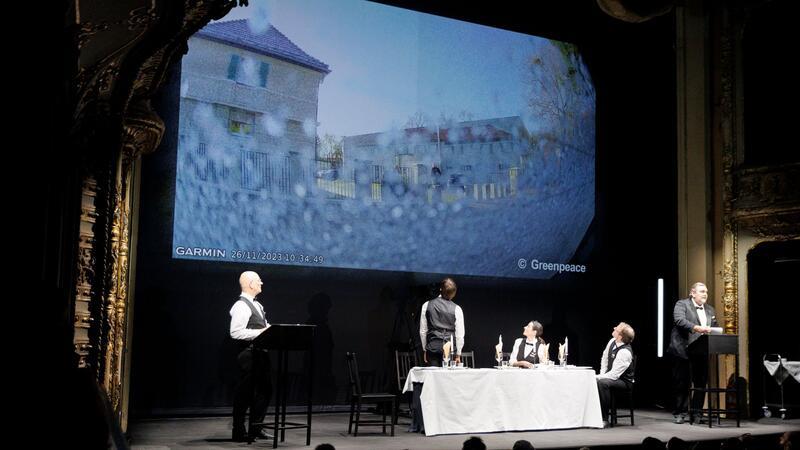 Potsdamer Treffen: So kam Correctiv an Infos – War weiterer AfD-Mitarbeiter dabei? Bei einer szenischen Lesung auf der Bühne des Berliner Ensemble präsentiert Correctiv Details zu einem Treffen von AfD-Politikern, Rechtsextremisten und Unternehmern.