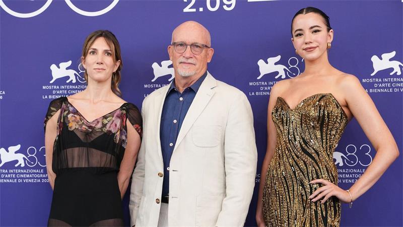 Ex-Freundin von Musk: 40 Millionen Euro Schweigegeld Die Journalistin Zoë Schiffer, Regisseur Alex Gibney und Ashley St. Clair vor der Pressekonferenz zum Film.
