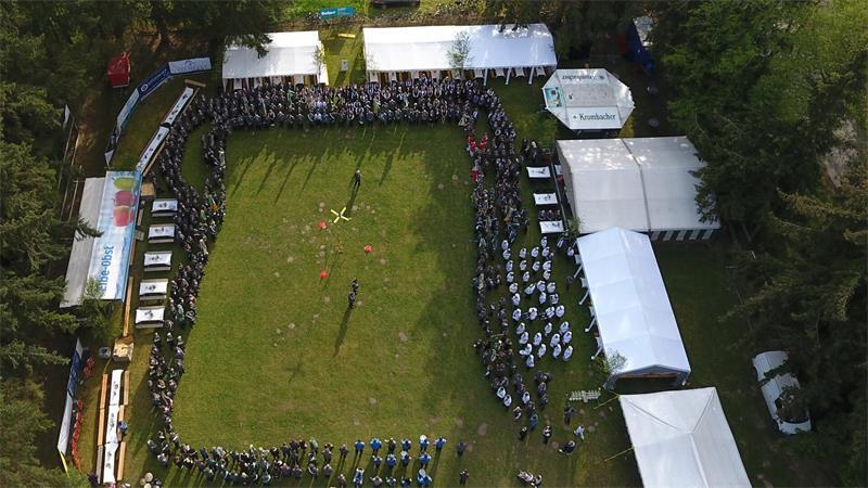 Das kleine Dorf Schüttdamm-Isensee erwartet mehr als 600 Teilnehmer Die Jubiläumsfeier im Mai aus der Luft betrachtet.