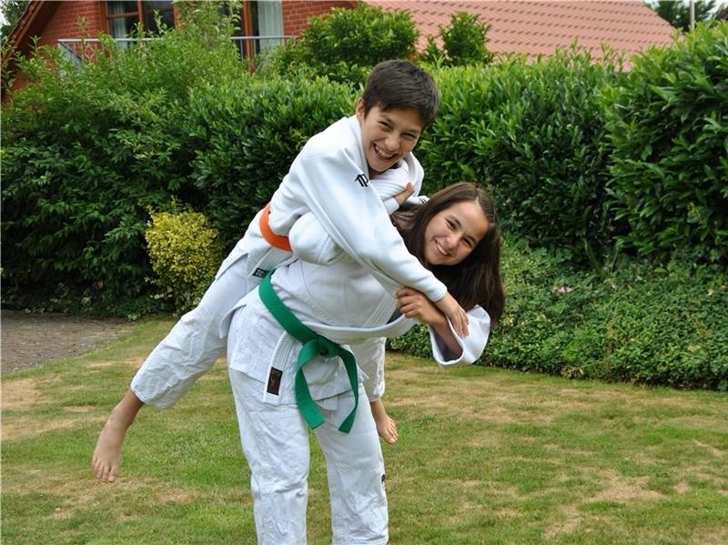 Die Judo-Geschwister Böttcher : Kimberly zeigt ihren Lieblingswurf, Morote Seoi nage, an ihrem Bruder Patrick.