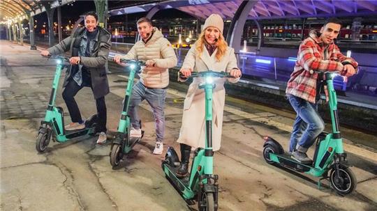 Die Jünger reisen auf E-Scootern durch die Stadt: René Casselly, l-r), Joey Heindle, Stefanie Hertel und Timur Ülker - eine Szene aus „Die Passion - Die größte Geschichte aller Zeiten“.