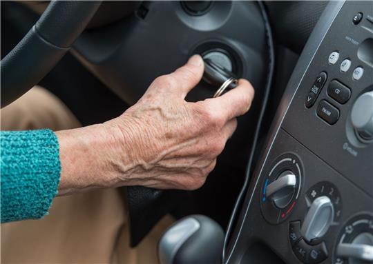 Die Jüngeren stimmen für die regelmäßigen Prüfungen für ältere Fahrerinnen und Fahrer.