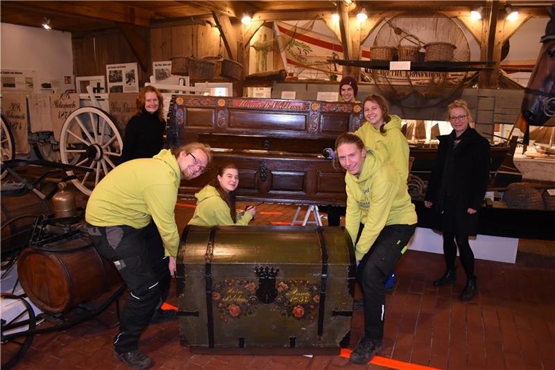Die Jugendbauhütte restauriert Möbel aus der ersten Hälfte des 19. Jahrhunderts aus dem Gräfenhof im Museum Altes Land in Jork. Foto: Vasel
