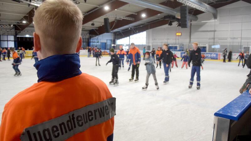 Die Jugendfeuerwehren begeben sich aufs Eis.