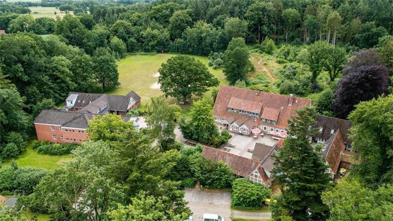 Die Jugendherberge Wingst – untergebracht in mehreren Gebäuden am Waldrand – bietet 200 Gästen Platz.