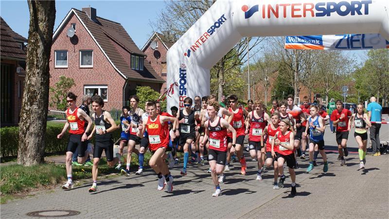 Die Jugendklassen eröffneten die Landesmeisterschaften im 5 km Straßenlauf in Oldendorf. 174 Teilnehmer waren insgesamt am Start.
