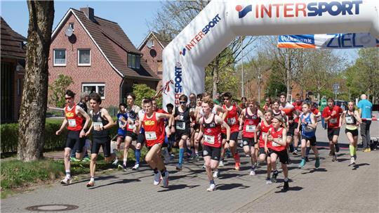 Die Jugendklassen eröffneten die Landesmeisterschaften im 5 km Straßenlauf in Oldendorf. 174 Teilnehmer waren insgesamt am Start.