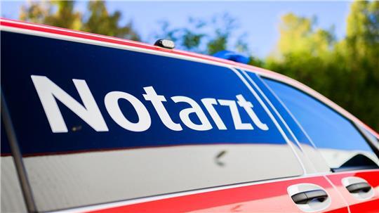 Die Jugendliche erlitt lebensgefährliche Verletzungen. Ein Rettungshubschrauber brachte sie in ein Krankenhaus. (Symbolbild)