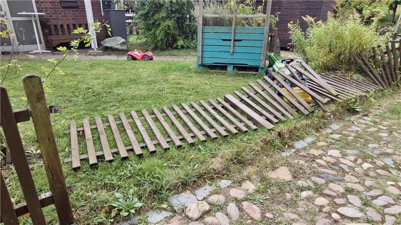 Die Jugendlichen trampelten offenbar einen Zaun nieder.