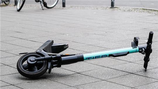 Die Jugendlichen wurden gegen 7.40 Uhr von der Renault-Fahrerin erfasst. (Symbolbild)