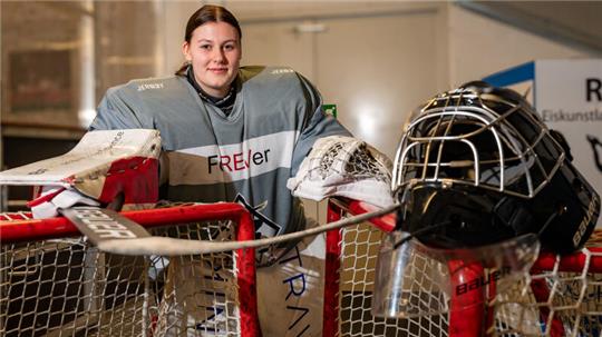 Die Jugendsportlerin Kim Fitschen spielt im DNL-Team des REV Eishockey.