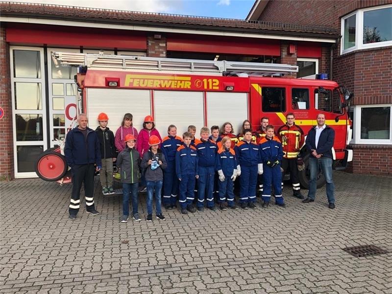 Die Jugendwehr Elstorf übernimmt ihre neuen Kollegen. Jan Lüdemann (rechts) und sein Team freuen sich über den Nachwuchs. Fotos: FF Elstorf