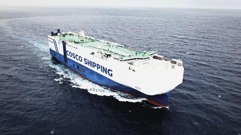 Neuer chinesischer Autofrachter mit über 5.400 E-Autos auf dem Weg in den Norden Die Jungfernfahrt der „Liao He Kou“ führt in Europa unter anderem nach Vlissingen und Bremerhaven.