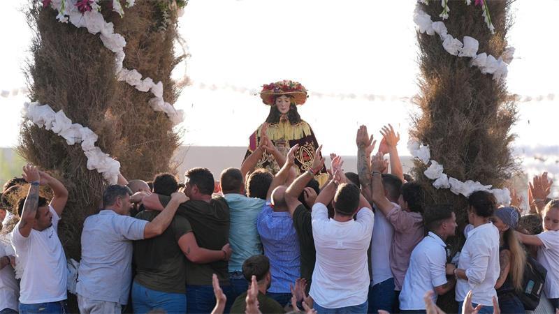 Die Jungfrau von El Rocio wird durch die Straßen des Weilers El Rocio getragen, um in die Stadt Almonte gebracht zu werden.