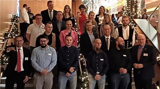 Die Jungmeisterinnen und Jungmeister auf der Stadeum-Treppe.