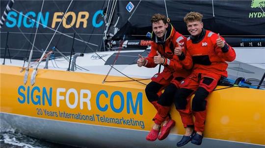 Die Jungprofis Lennart Burke und Melwin Fink (r) sitzen an Deck eines Segelbootes.