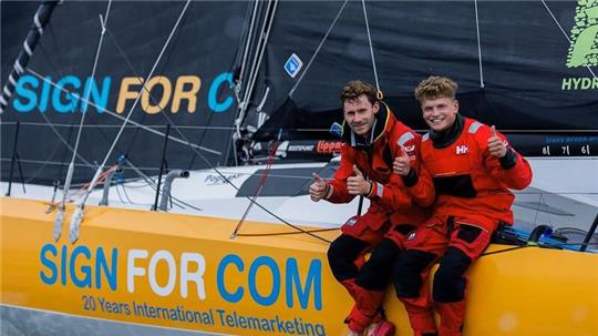 Transat: Segler Burke und Fink als 13. im Karibik-Ziel Die Jungprofis und Seesegler Lennart Burke und Melwin Fink (r) sitzen an Deck ihrer Class-40-Yacht „Sign for Com“.