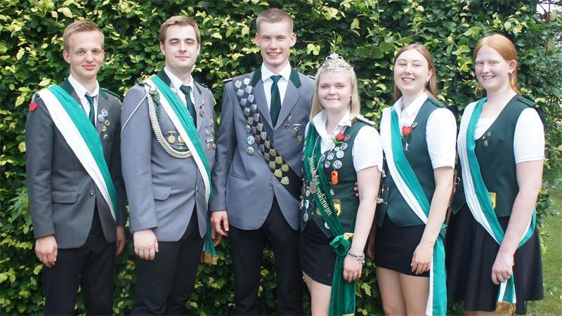 Königshaus in Gräpel: Tischlermeister jetzt Schützenkönig Die Jungschützen-Majestäten des Schützenvereins Gräpel.