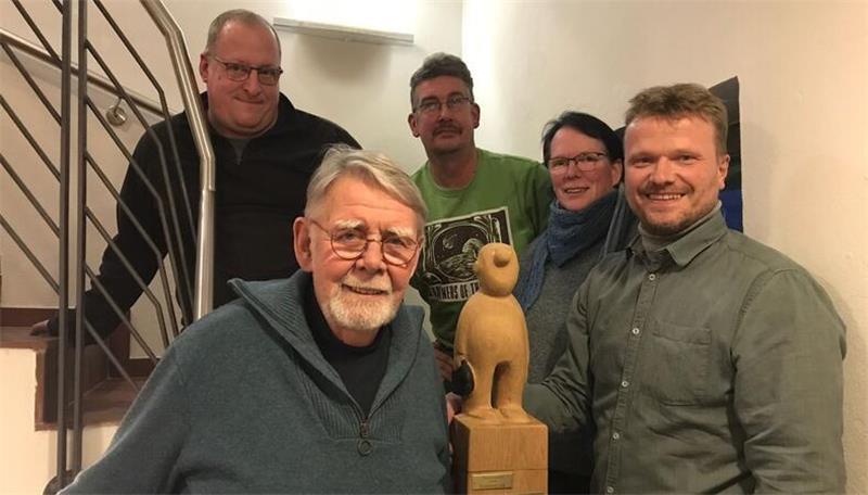 Die Jury der Vereinsmeier (von links): Marc Vollmer, Jörg Petersen, Dennis Tiedemann und Elke Windhager sowie Initiator Malte Bösch mit dem Vereinsmeier in der Mitte.