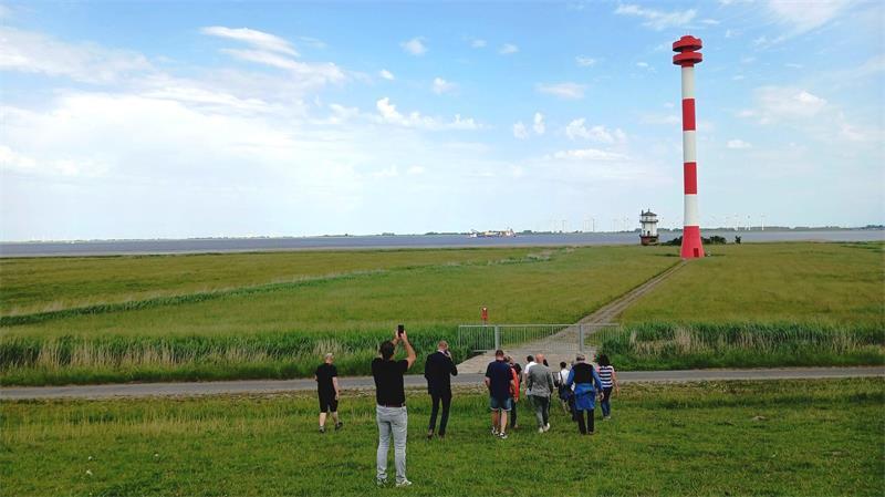 Die Jury machte sich vor Ort ein Bild von der Dorfregion „Vier Nordlichter im Land der Gezeiten“ - und auch vom kleinen Baljer Leuchtturm.
