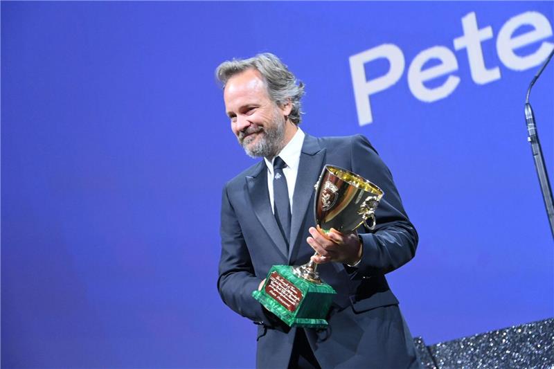 Goldener Löwe für „Poor Things” von Giorgos Lanthimos Die Jury zeichnete den US-Amerikaner Peter Sarsgaard in der Kategorie «Bester Schauspieler» aus.