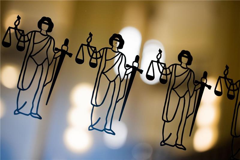 Zwölf Länder treten Klage gegen Finanzausgleich entgegen Die Justitia ist an einer Scheibe am Eingang zum Oberlandesgericht zu sehen.