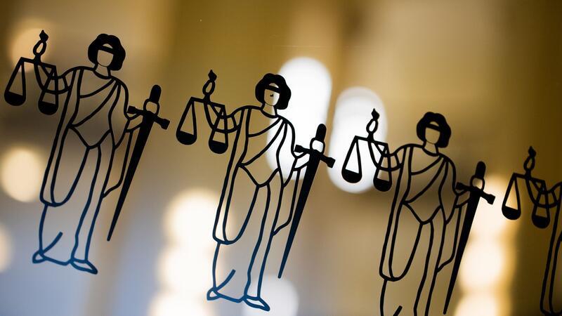 BGH hebt Urteil im Fall von Gewalt in Monteurswohnung auf Die Justitia ist an einer Scheibe am Eingang zum Oberlandesgericht zu sehen.