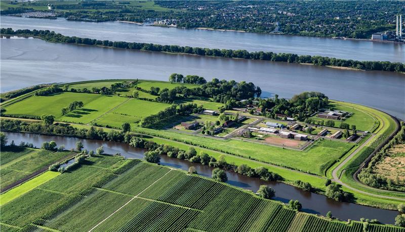 Altes Land: Neues Luxusresort auf Hahnöfersand kommt doch nicht Die Justizvollzugsanstalt auf Hahnöfersand wird abgerissen. Ein Luxusresort wird an dieser Stelle aber nicht gebaut - es war ein Aprilscherz der TAGEBLATT-Redaktion.