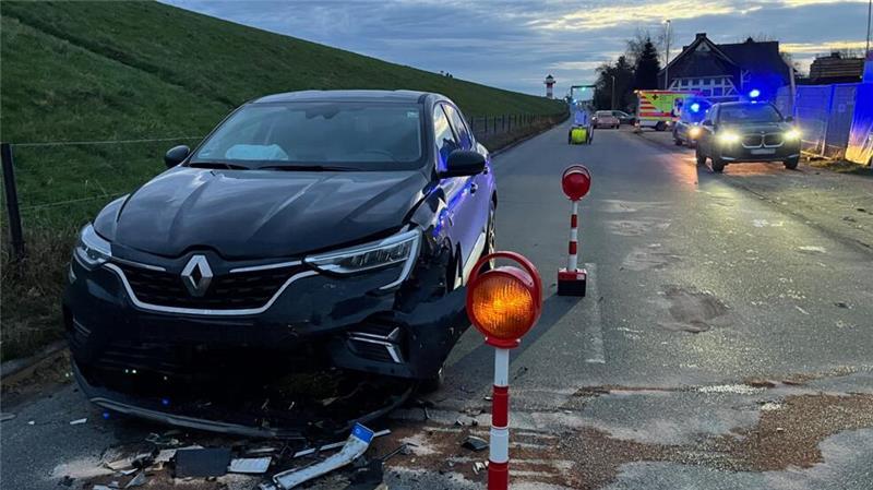 Die K39 wurde nach dem Unfall in Grünendeich gesperrt.