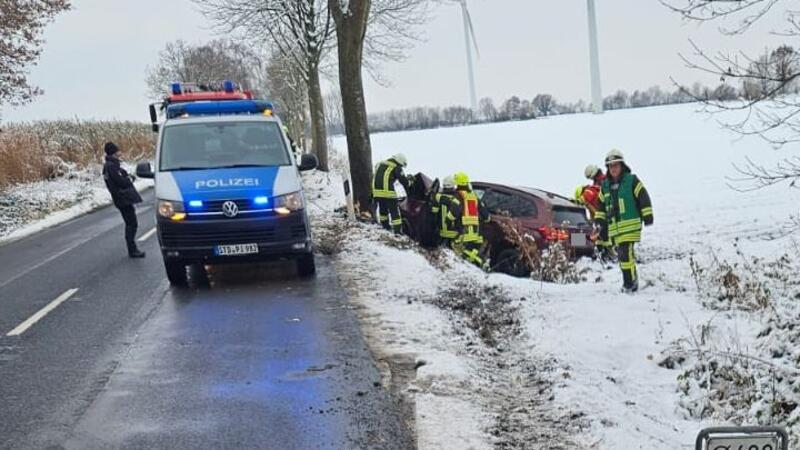 BMW-Fahrerin kracht auf K49 bei Apensen gegen Baum – schwer verletzt Die K49 musste halbseitig gesperrt werden.