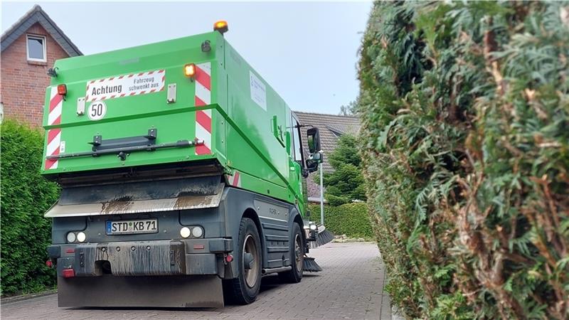 Die KBS reinigt ab nächster Woche auch wieder in den kleinen engen Straßen. Foto: Hansestadt Stade