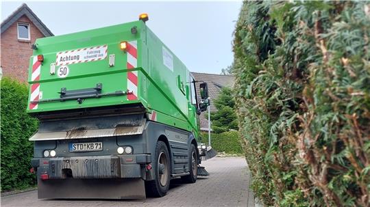 Die KBS reinigt ab nächster Woche auch wieder in den kleinen engen Straßen. Foto: Hansestadt Stade