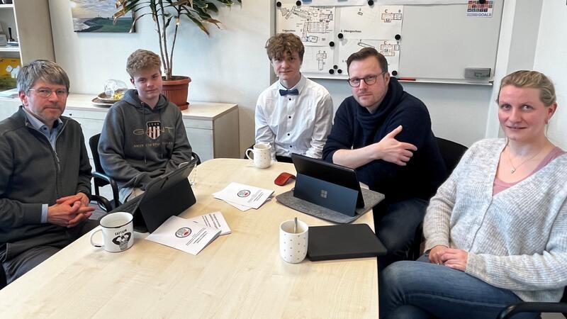 Die KI-Arbeitsgruppe in der IGS Stade mit den Lehrern Nils Burghardt, Jörg Moser-Kollenda und Svenja Kreisel ist nicht in allen Punkten einer Meinung. Aber die Diskussion ist der IGS Stade wichtig.