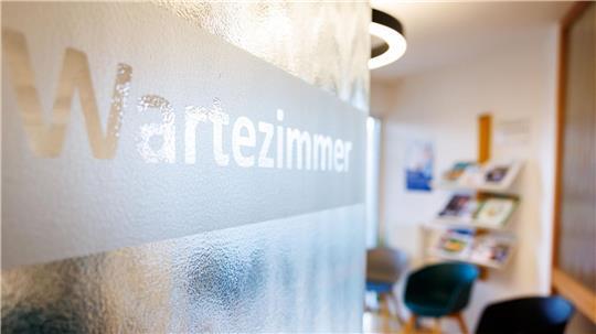 Die KV fürchtet, dass Patientinnen und Patienten zukünftig länger auf Arzttermine warten müssen. (Archivbild)