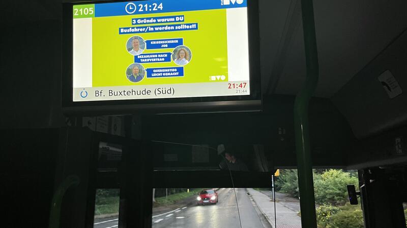 Warum dieser Busfahrer Schüler belohnte - und was er am Steuer noch erlebt Die KVG sucht dringend Busfahrer - und wirbt auf der Anzeigetafel mit drei Gründen, diesen Job zu ergreifen: Krisensicher, tariflich bezahlt und für Quereinstieger geeignet.