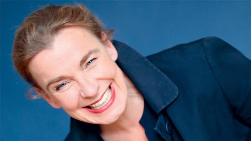 Die Kabarettistin Tina Teubner zeigt ihr Programm „Ohne Dich war es immer so schön“.